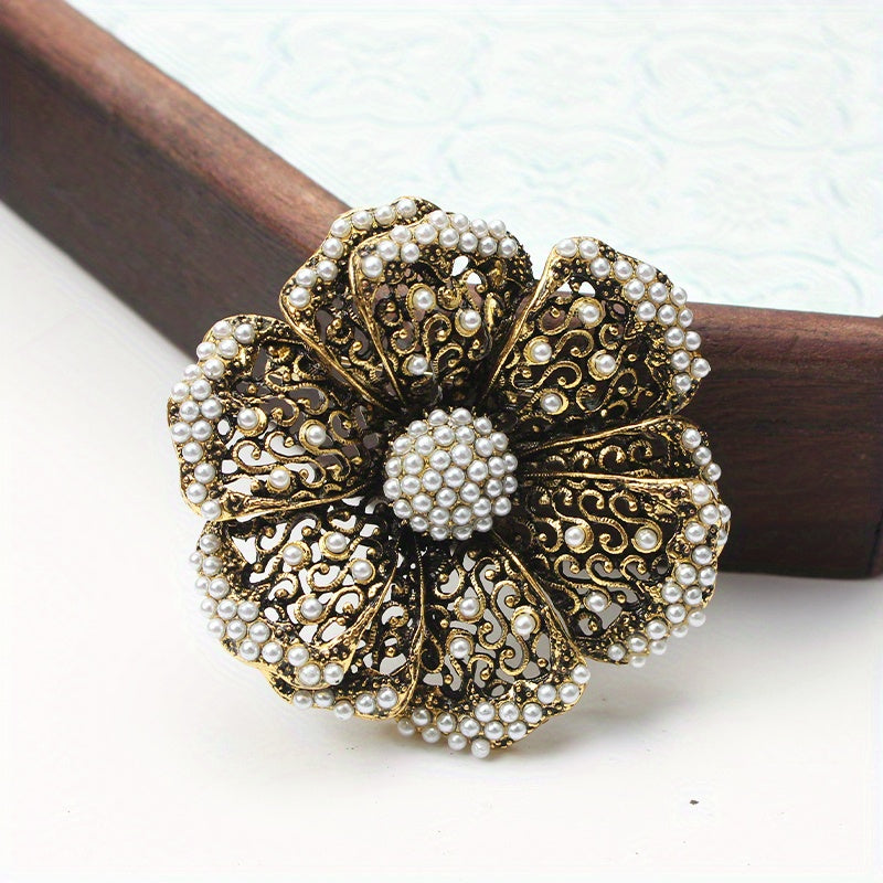 Retro-Inspired Rhinestone Flower Brooch with Pearl Embellishments, Intricate Filigree Cut-Out Design, Unique Coat Pin Accessory for a Touch of Elegance.