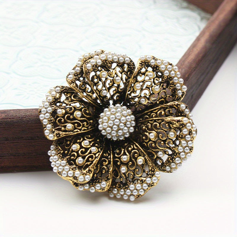 Retro-Inspired Rhinestone Flower Brooch with Pearl Embellishments, Intricate Filigree Cut-Out Design, Unique Coat Pin Accessory for a Touch of Elegance.