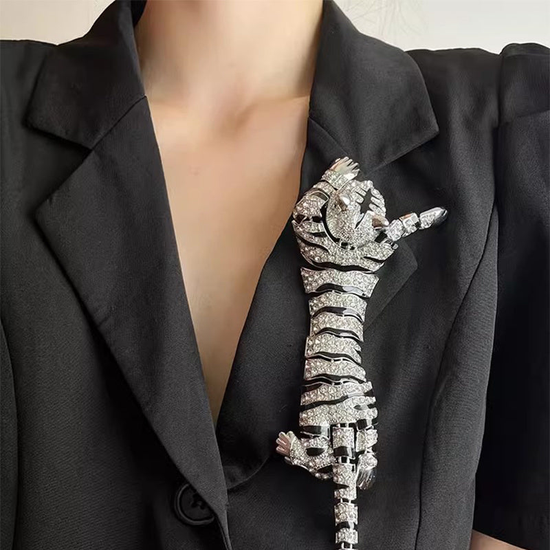 Vintage tiger design brooch with movable joints, handcrafted with exaggerated diamonds, studded with oil dripping animal fashion.