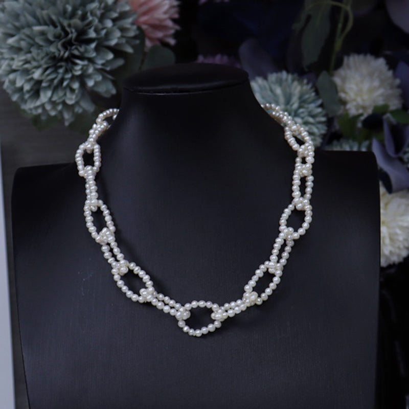 Stylish Clavicle Chain with Interlocking Design - Beautiful Freshwater Pearl Necklace for Women, Ideal Gift for Best Friends, Loved Ones, and Mothers