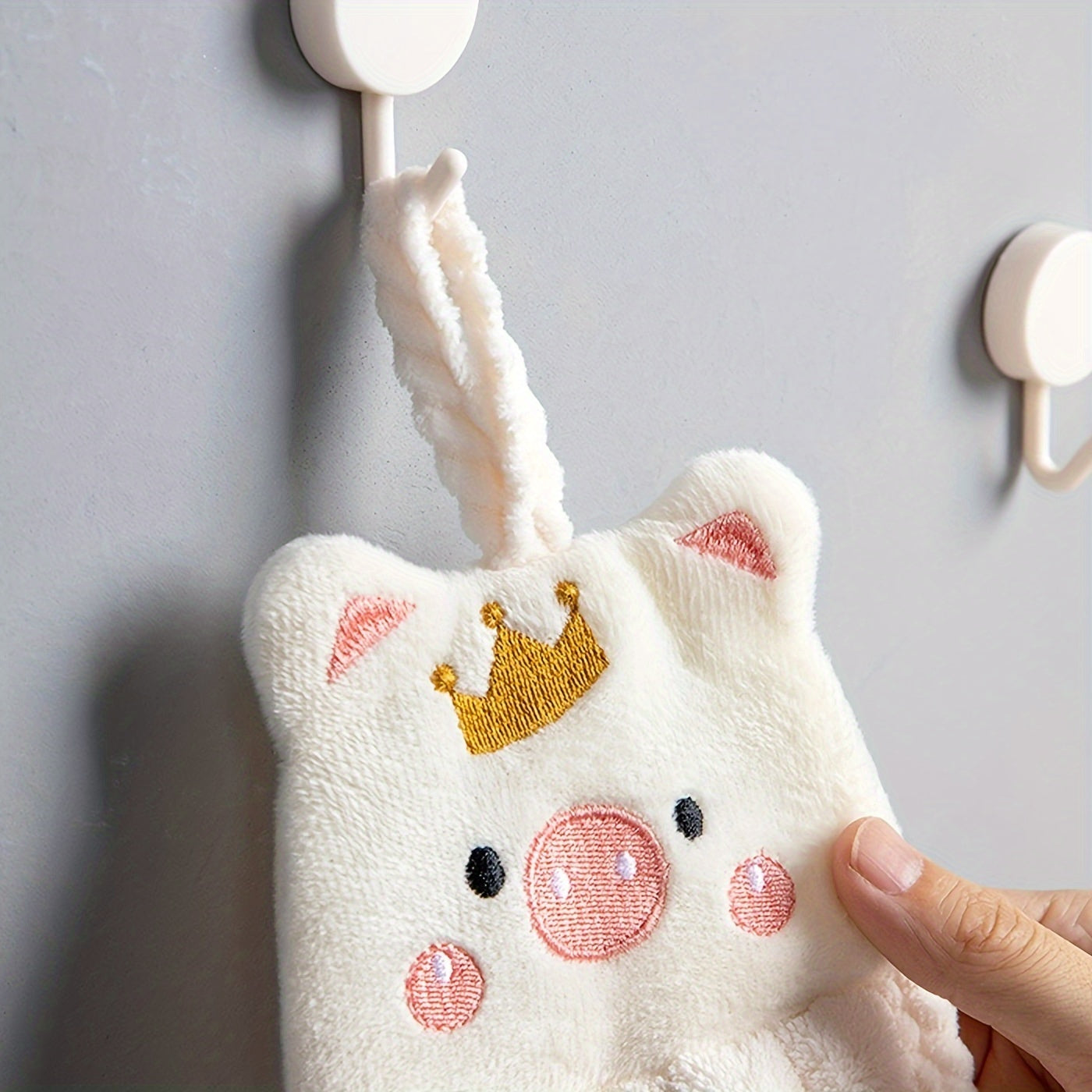 Adorable pig-shaped hand towel made of ultra-soft, absorbent polyester. Perfect for home use and drying dishes.