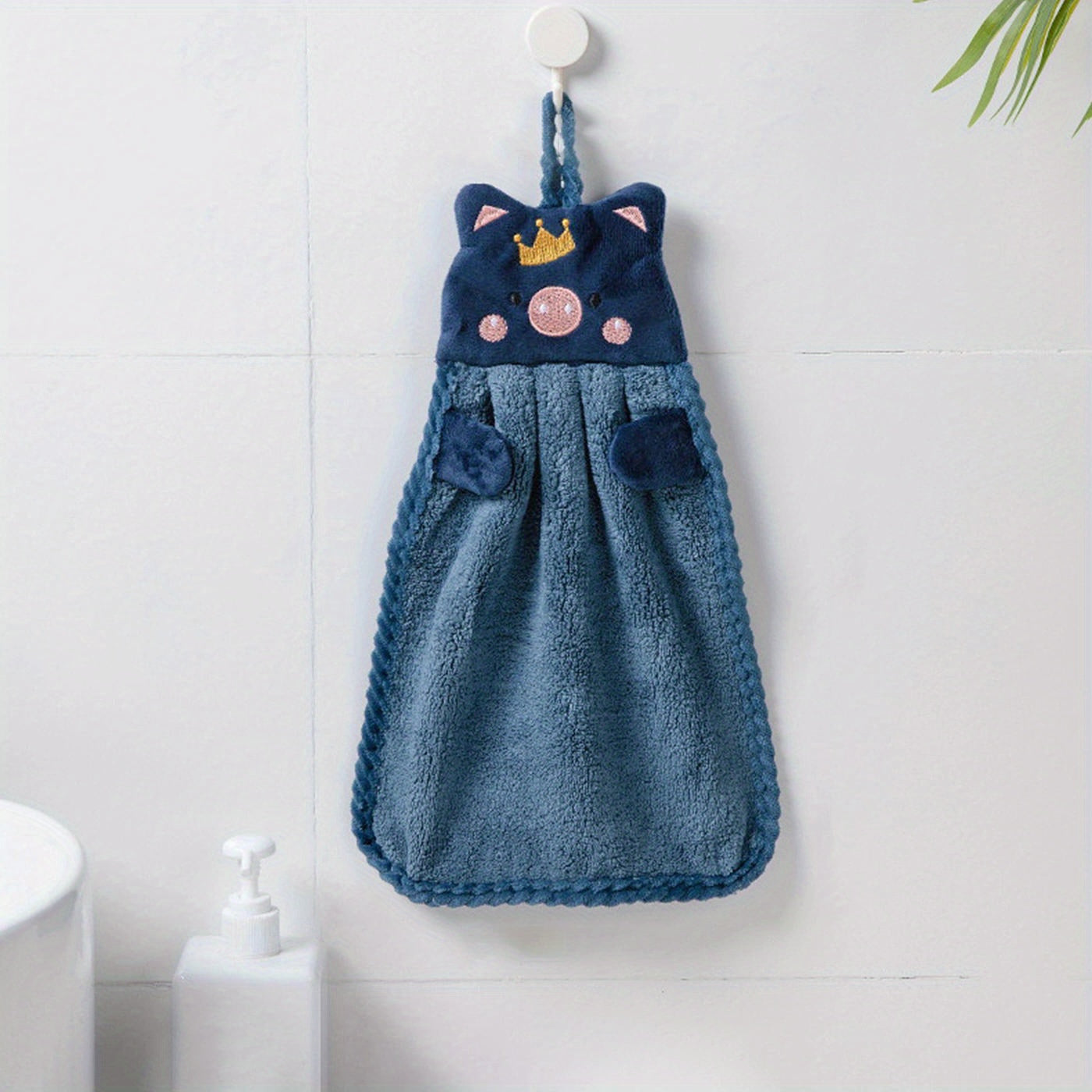 Adorable pig-shaped hand towel made of ultra-soft, absorbent polyester. Perfect for home use and drying dishes.