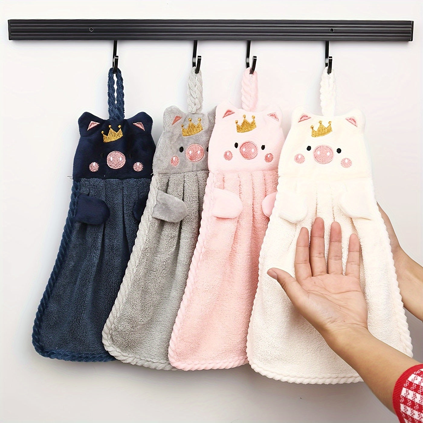 Adorable pig-shaped hand towel made of ultra-soft, absorbent polyester. Perfect for home use and drying dishes.