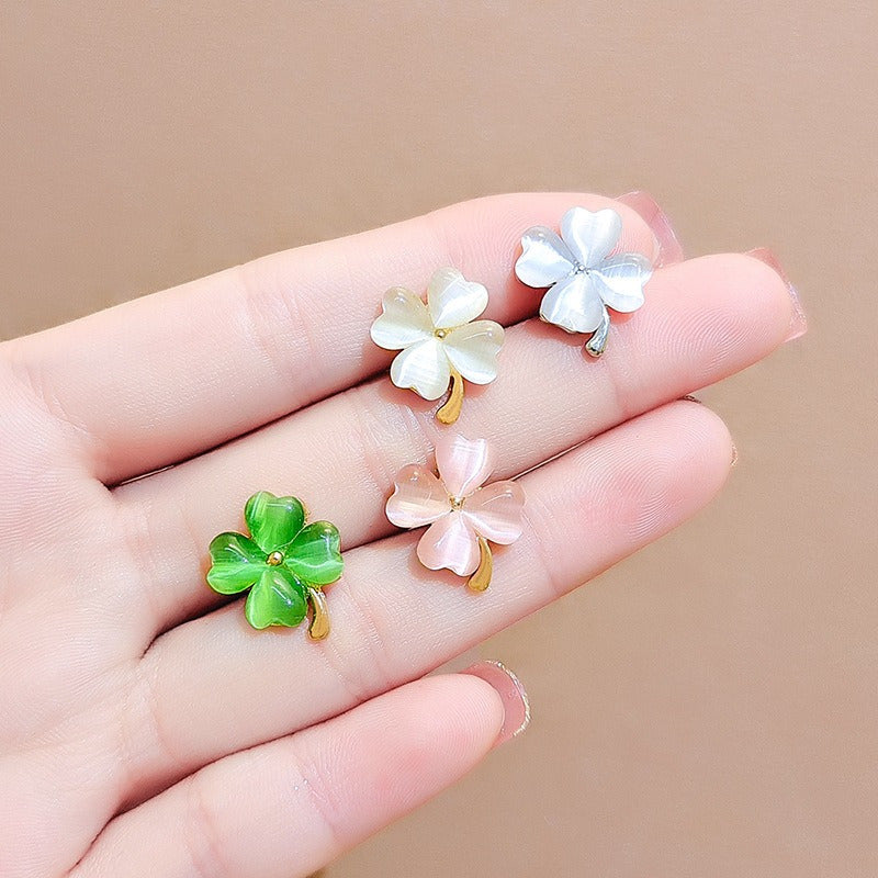 Set of 4 Elegant Brooches Shaped like Four-Leaf Clovers - Perfect for Scarves and Collars, Featuring a Resin Floral Design