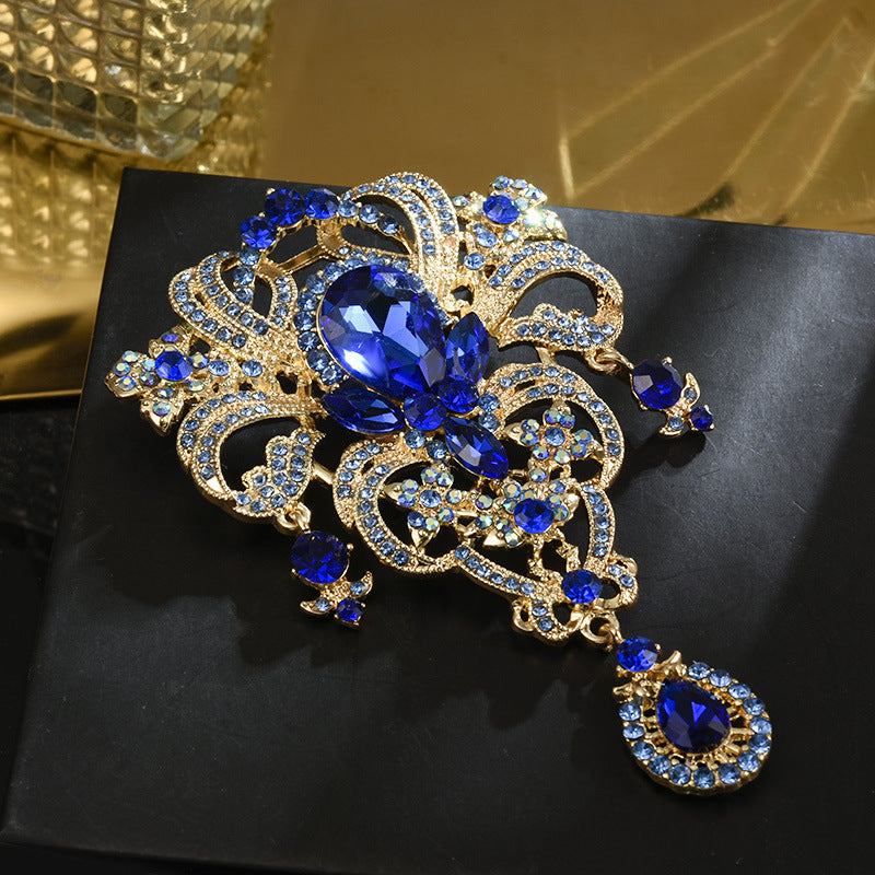 Stylish antique-inspired crystal flower brooch - shimmering rhinestone fashion accessory perfect for scarves, shawls, and clothing.