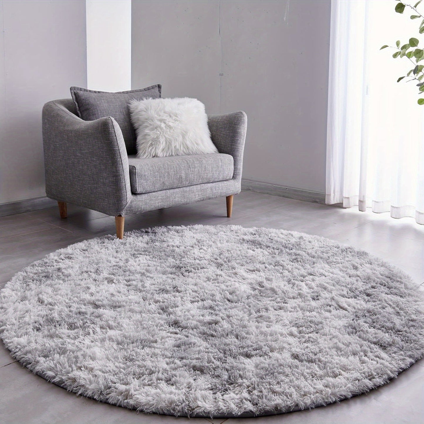 Мягкий и роскошный PV Velvet Shaggy Area Rug в цвете Tie Dye Gray, идеально подходит для придания уюта вашей спальне или гостиной. Этот нескользящий пушистый коврик идеально подходит для декора дома в стиле shaggy в любой комнате.