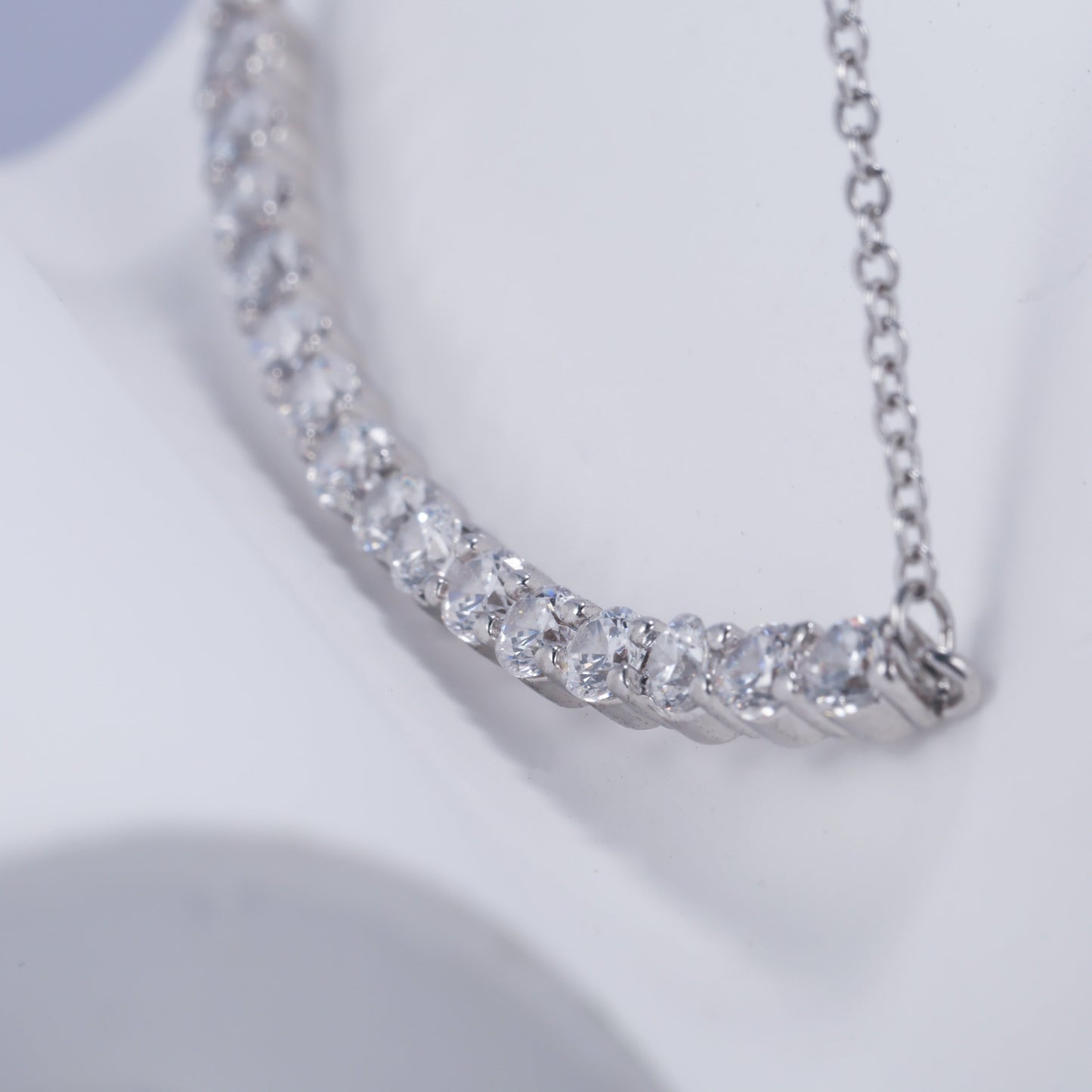 Luxurious 1.4 Carat Moissanite S925 Silvery Fashion Necklace, Ideal Gift for Special People, Friends, Adjustable Length, Comes in Gift Box, Ethically Sourced Diamond Alternative