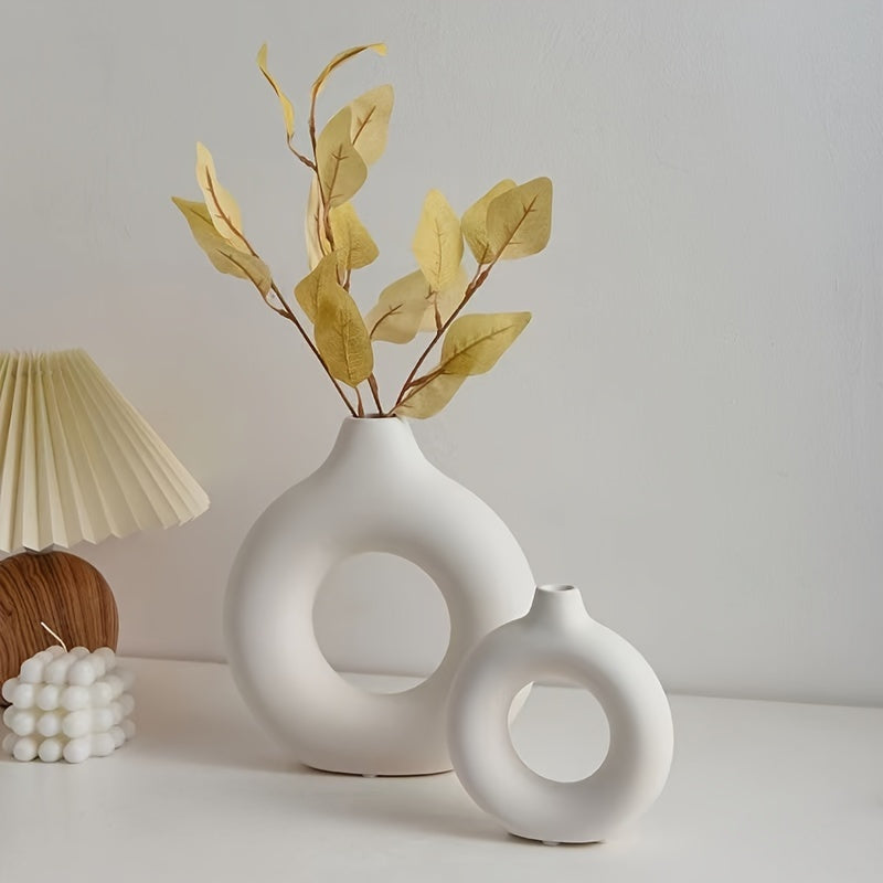 1 chic donut-shaped plastic vase - a classic home decor accent for living rooms.