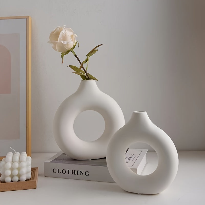 1 chic donut-shaped plastic vase - a classic home decor accent for living rooms.