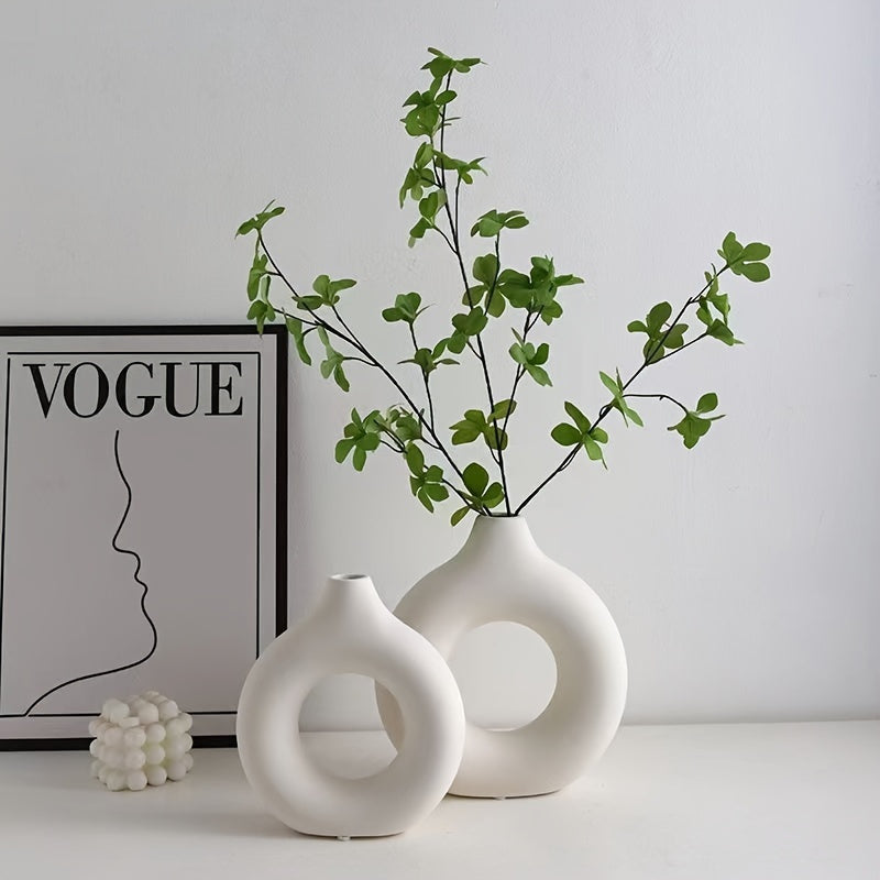 1 chic donut-shaped plastic vase - a classic home decor accent for living rooms.