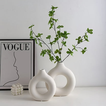 1 chic donut-shaped plastic vase - a classic home decor accent for living rooms.