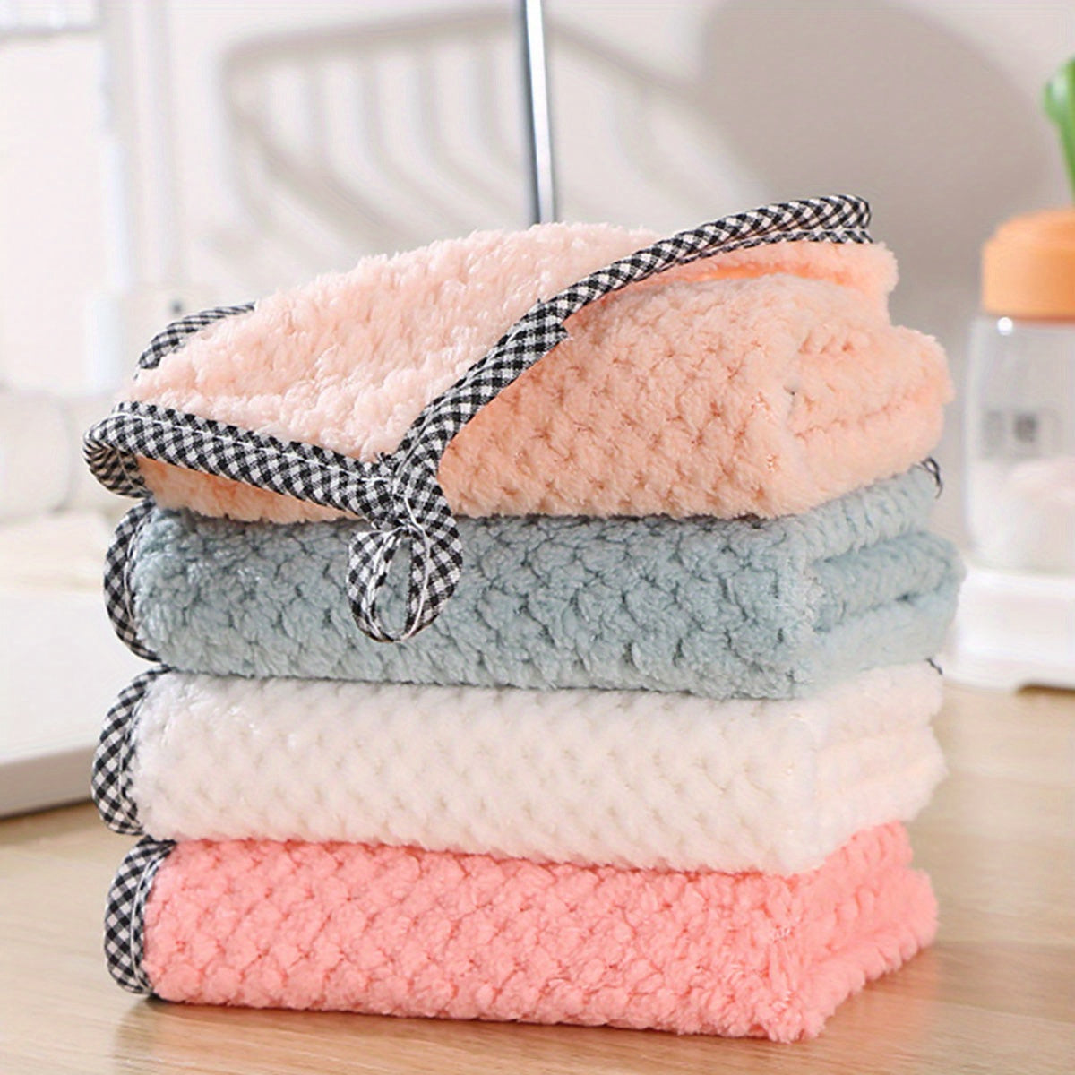 5 pieces of ultra-soft square towels that are fade-resistant and perfect for multiple uses. These towels are reusable, machine washable, and highly absorbent, making them ideal for cleaning tasks in the kitchen, bathroom, car, and windows. With a