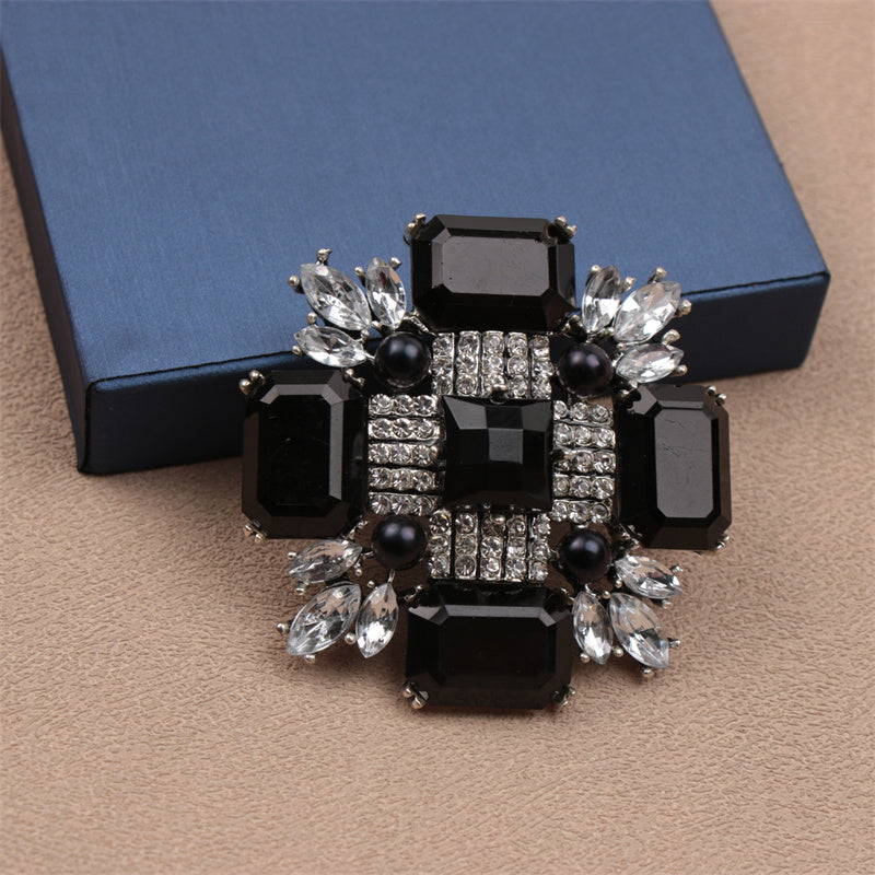 Stylish Rhinestone Brooch with Unique Water-Cut Design - Ideal for Travel, Parties, Everyday Wear, and Adding a Touch of Elegance to Accessories