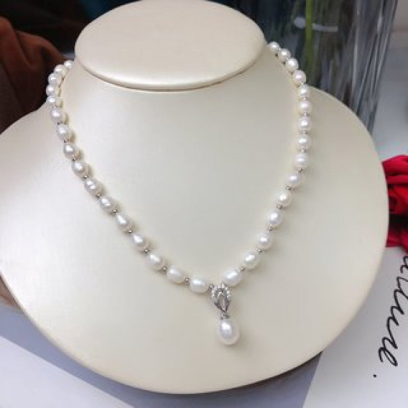 An elegant freshwater pearl necklace featuring a luxurious and simple chic design. This non-plated piece is versatile for all seasons, perfect for daily wear and vacation. Includes a Valentine's Day gift box.