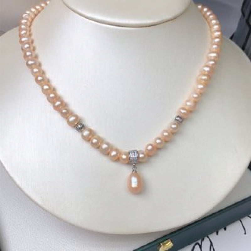 An elegant freshwater pearl necklace featuring a luxurious and simple chic design. This non-plated piece is versatile for all seasons, perfect for daily wear and vacation. Includes a Valentine's Day gift box.