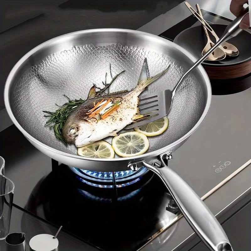 Universal Cookware Titanium qoplamali ko'p qatlamli wok, zarbali sirt, chizishdan himoyalangan, gaz pechlari va induksiyaga mos keladi.