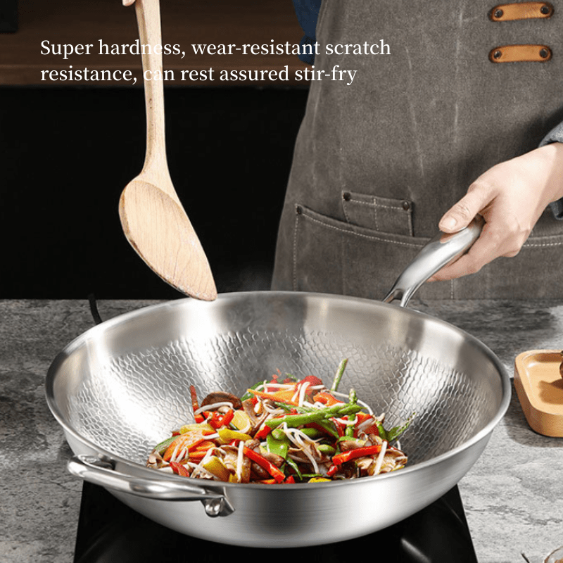 Universal Cookware Titanium qoplamali ko'p qatlamli wok, zarbali sirt, chizishdan himoyalangan, gaz pechlari va induksiyaga mos keladi.