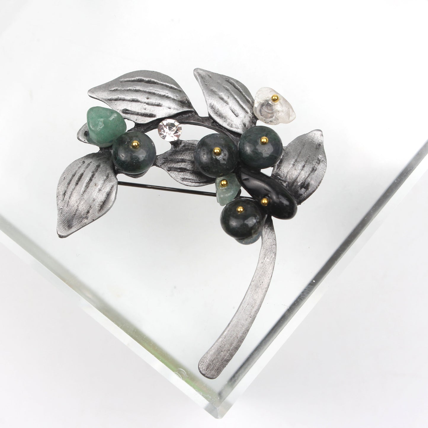 Chic and sophisticated enamel leaf brooch featuring a unique simulated plant design, perfect for adding a touch of elegance to coats and cardigans. This classic literary style accessory makes an ideal gift for any occasion.