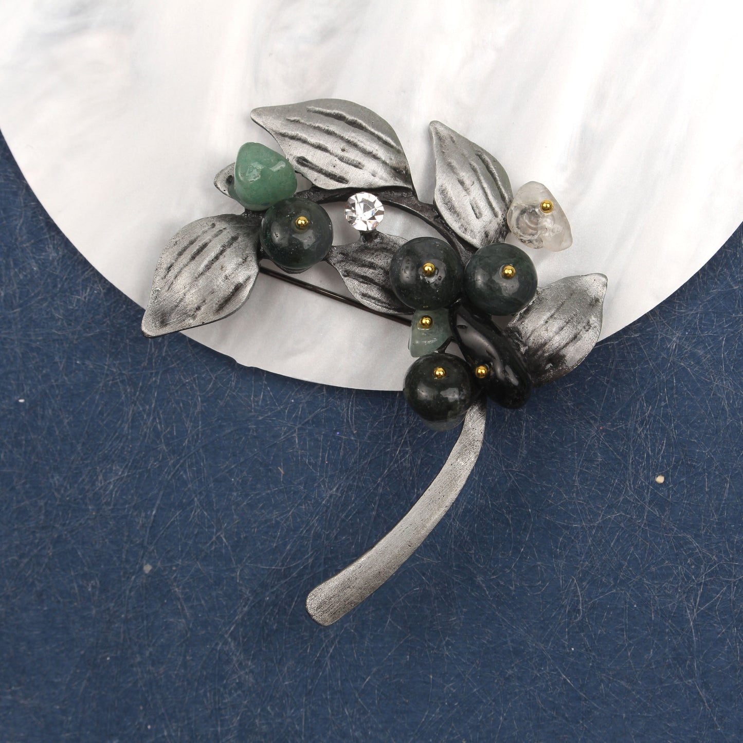 Chic and sophisticated enamel leaf brooch featuring a unique simulated plant design, perfect for adding a touch of elegance to coats and cardigans. This classic literary style accessory makes an ideal gift for any occasion.