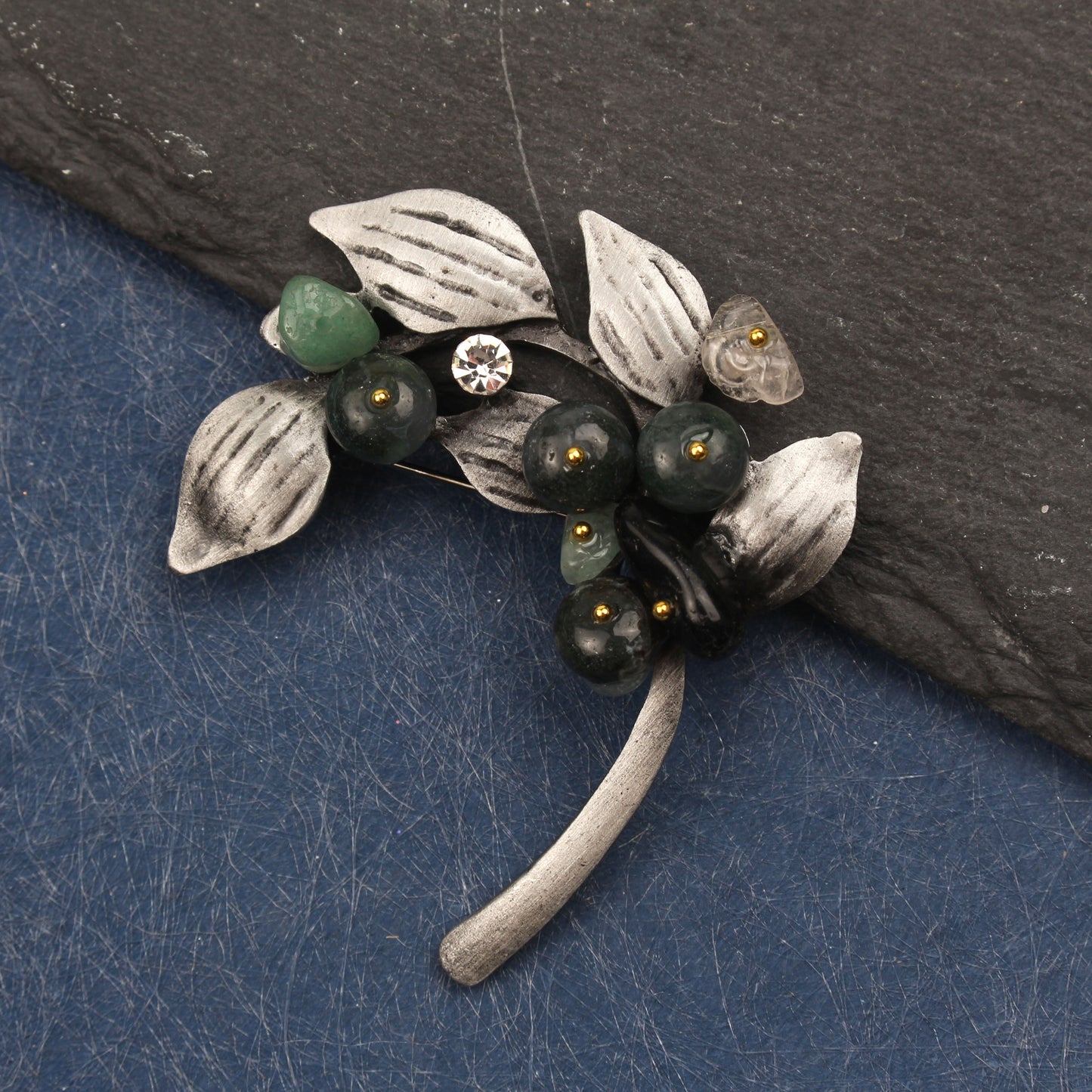 Chic and sophisticated enamel leaf brooch featuring a unique simulated plant design, perfect for adding a touch of elegance to coats and cardigans. This classic literary style accessory makes an ideal gift for any occasion.