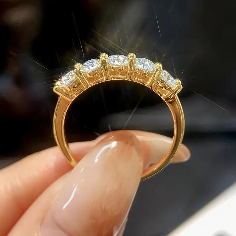 Ushbu ayollar uchun mohirona va oddiy uslub 1.5 karat Moissanite tosh bilan 925 Sterling Silverda joylashgan. Har kuni kechki ovqatlar uchun mukammal, ushbu buyum taxminan 2g og'irlikdagi sovg'a qutisi bilan birga keladi.