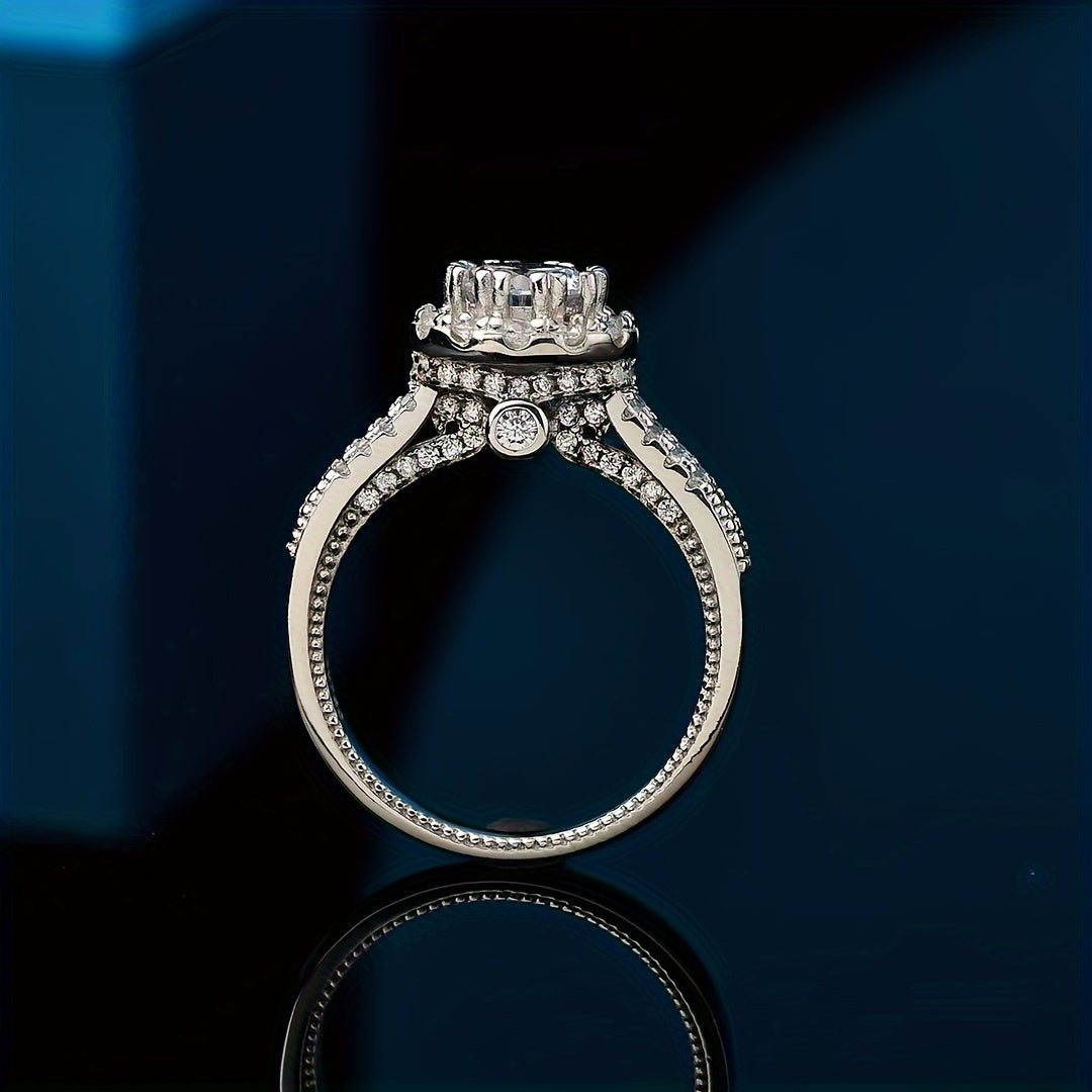 Почувствуйте роскошь с кольцом для помолвки LOVSSOM Elegant 2 Carat Moissanite. Изготовлено из серебра 925 пробы, это идеальный выбор для свадеб, юбилеев и особых случаев. Прекрасно упаковано в подарочную коробку для идеальной презентации.