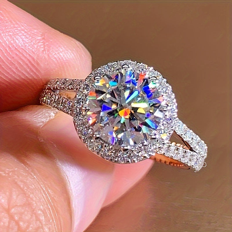 Почувствуйте роскошь с кольцом для помолвки LOVSSOM Elegant 2 Carat Moissanite. Изготовлено из серебра 925 пробы, это идеальный выбор для свадеб, юбилеев и особых случаев. Прекрасно упаковано в подарочную коробку для идеальной презентации.