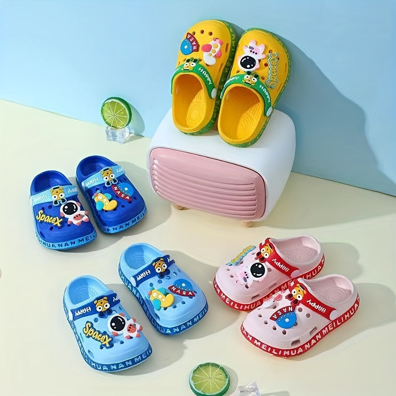 Breathable clog sandals for kids with cute cartoon decorations, quick-drying and non-slip for indoor/outdoor use in all conditions.