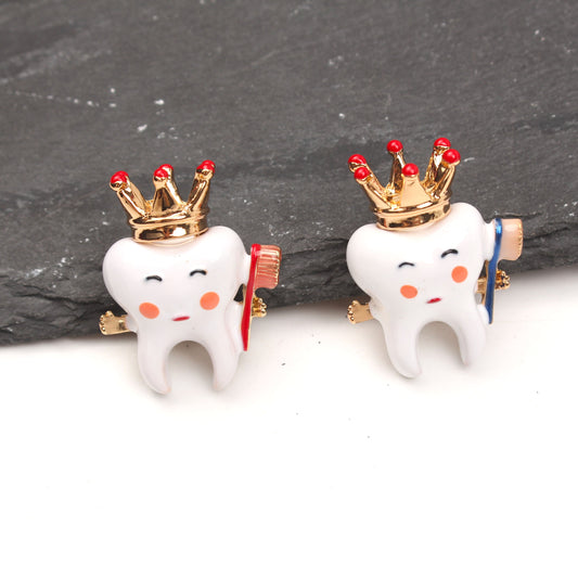 Enchanting Tooth Crown Brooches: Charming and Distinctive Accessories for Stylish Women