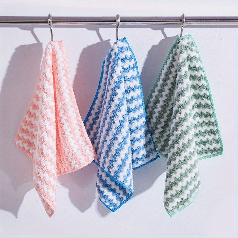 10 pieces of super soft coral velvet kitchen towels that are oil and shed resistant. These highly absorbent dishcloths are perfect for cleaning and drying.