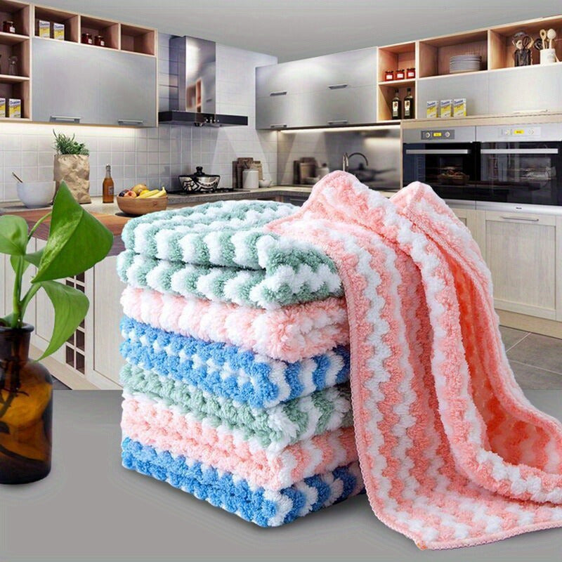 10 pieces of super soft coral velvet kitchen towels that are oil and shed resistant. These highly absorbent dishcloths are perfect for cleaning and drying.