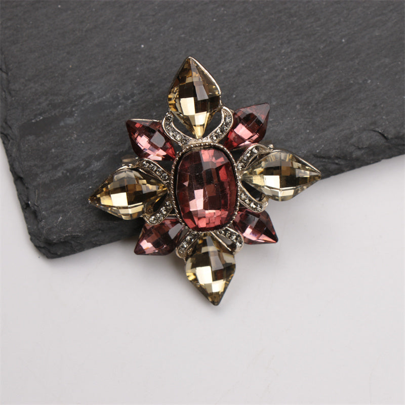 Exquisite Baroque-Inspired Rhinestone Brooch Pin - Opulent Alloy Fashion Statement Piece for Dresses, Distinctive Irregular Design, Ideal for Women's Wardrobe & Accessories