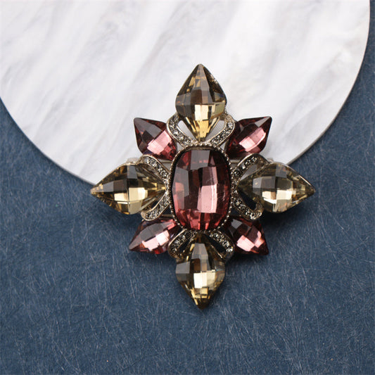 Exquisite Baroque-Inspired Rhinestone Brooch Pin - Opulent Alloy Fashion Statement Piece for Dresses, Distinctive Irregular Design, Ideal for Women's Wardrobe & Accessories