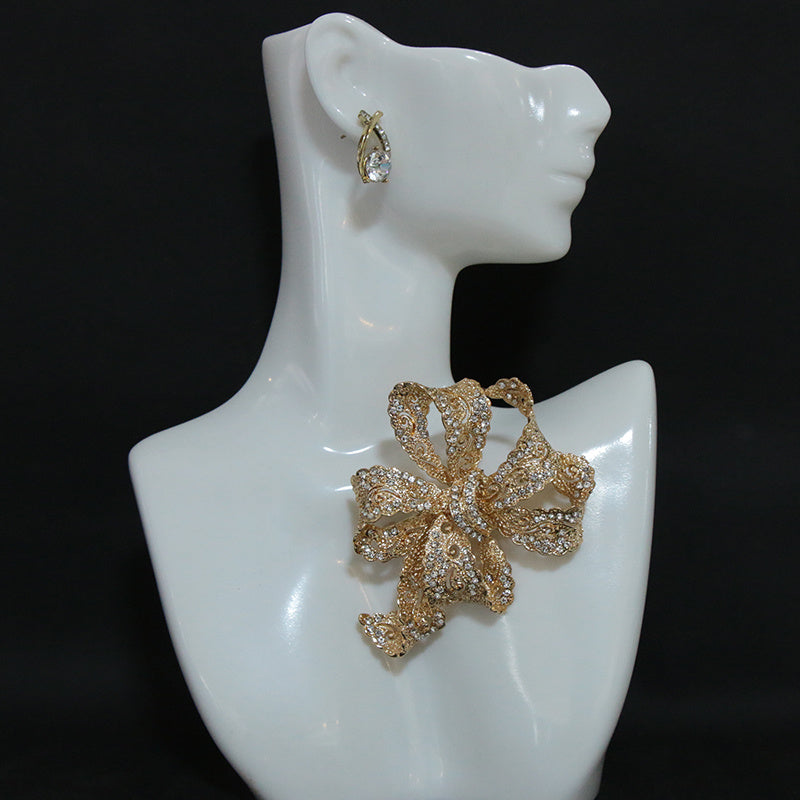 Chic and sophisticated, this exquisite Rhinestone Ribbon Bow Brooch adds a touch of luxury to any outfit. This high-end fashion accessory is a must-have for those looking to stand out with personalized style. Featuring an irregular shape design, this