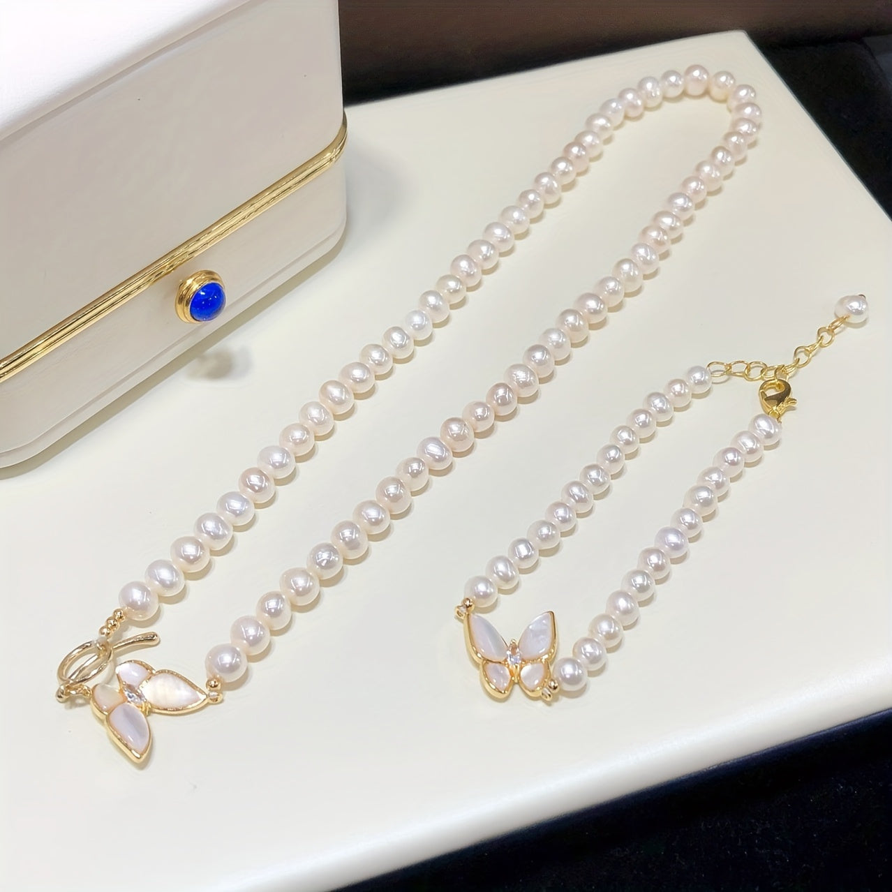 Stylish freshwater pearl jewelry set in French-Boho style, features a necklace and bracelet set without mosaic design. Versatile for all seasons, makes a perfect Mother's Day gift and an ideal accessory for parties or everyday wear.