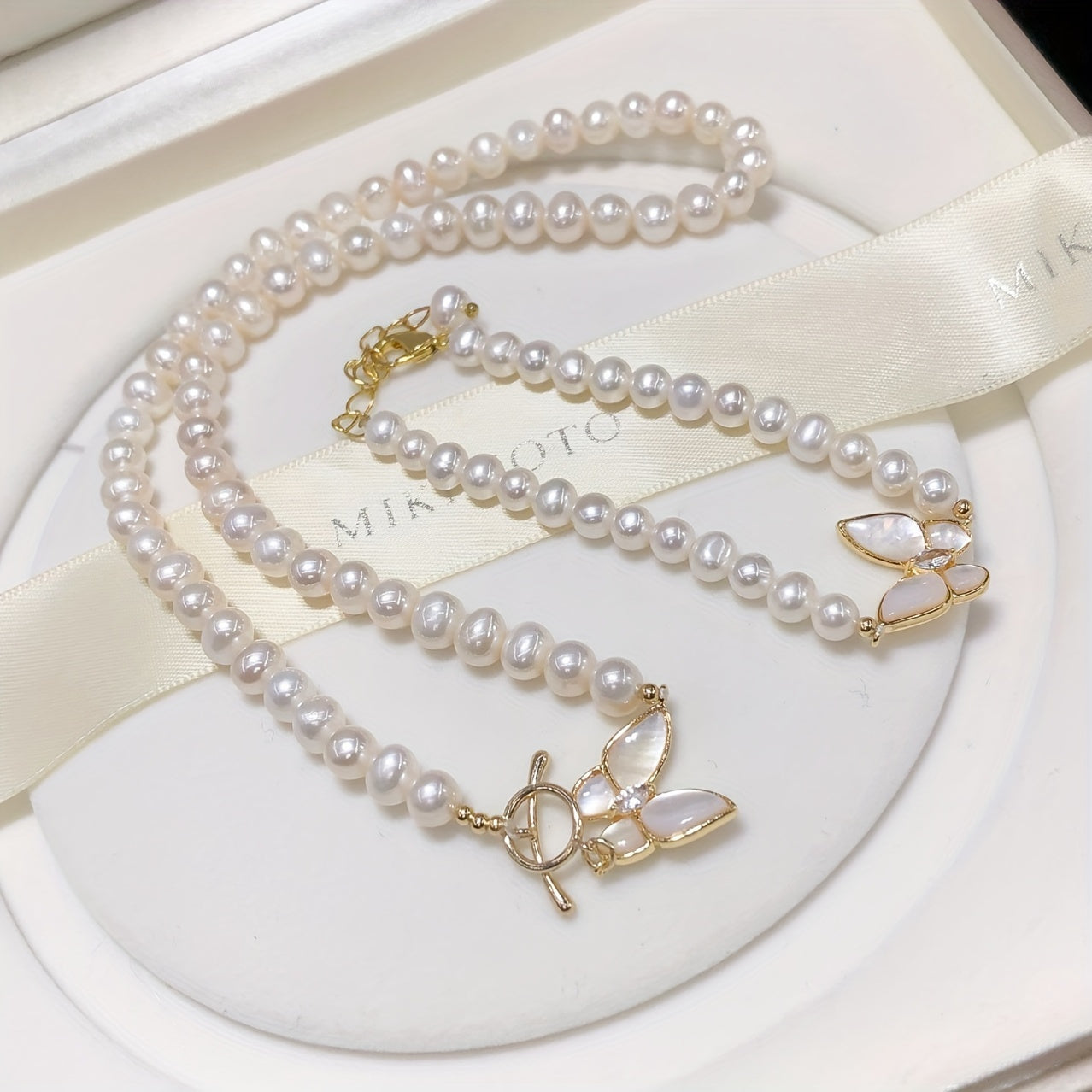 Stylish freshwater pearl jewelry set in French-Boho style, features a necklace and bracelet set without mosaic design. Versatile for all seasons, makes a perfect Mother's Day gift and an ideal accessory for parties or everyday wear.