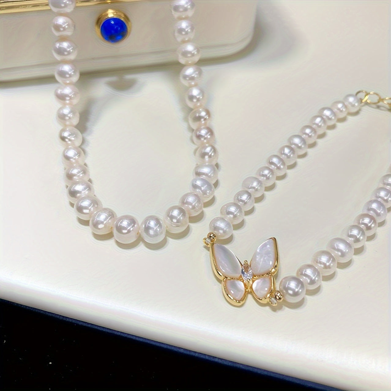 Stylish freshwater pearl jewelry set in French-Boho style, features a necklace and bracelet set without mosaic design. Versatile for all seasons, makes a perfect Mother's Day gift and an ideal accessory for parties or everyday wear.