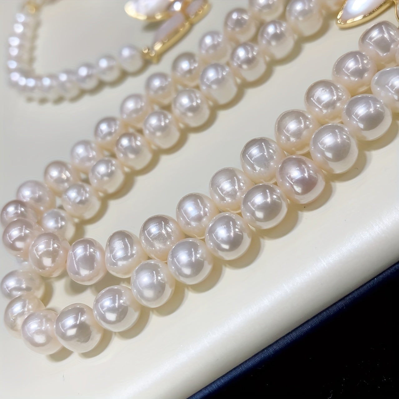 Stylish freshwater pearl jewelry set in French-Boho style, features a necklace and bracelet set without mosaic design. Versatile for all seasons, makes a perfect Mother's Day gift and an ideal accessory for parties or everyday wear.