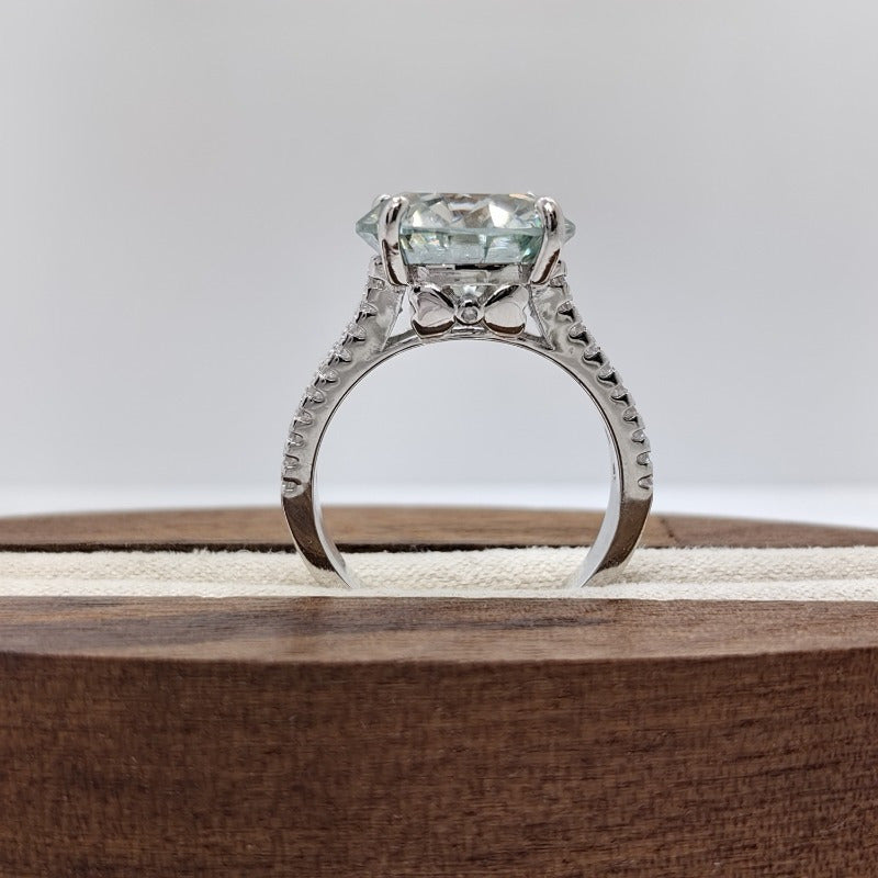 Stunning 10 Carat Moissanite Engagement Ring in Chic 925 Silver, Ideal for Weddings & Special Occasions, Perfect Gift for Her.