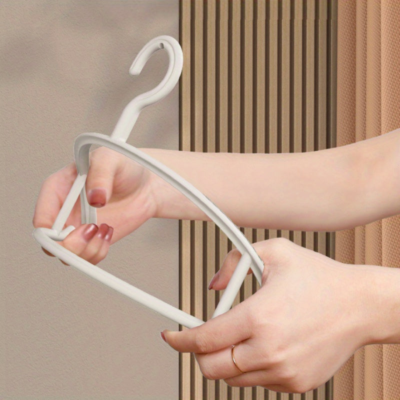 Set of 10 no-mark hangers ideal for drying and storing clothes without deforming or slipping.