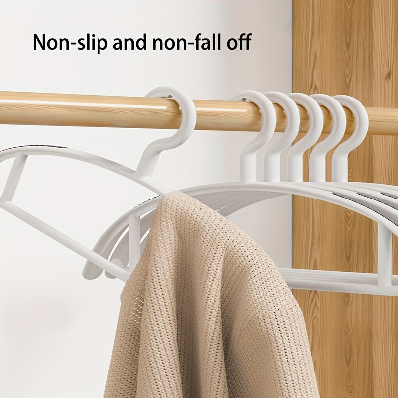 Set of 10 no-mark hangers ideal for drying and storing clothes without deforming or slipping.