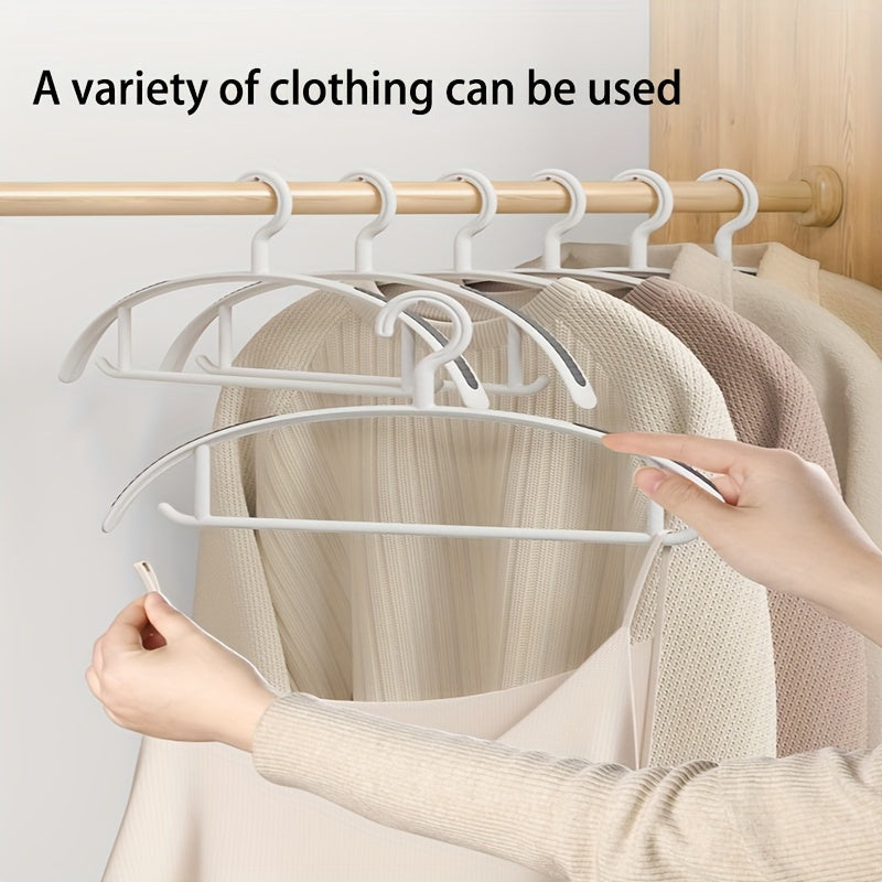 Set of 10 no-mark hangers ideal for drying and storing clothes without deforming or slipping.