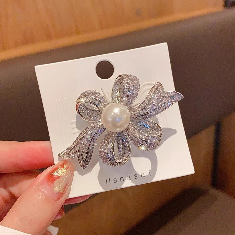 Elegant pearl brooch with a non-specific flower design, perfect for both women and men to wear as a fashion accessory. This silky scarf buckle exudes a luxurious and elegant temperament, making it a great holiday gift for anyone looking to add a touch of