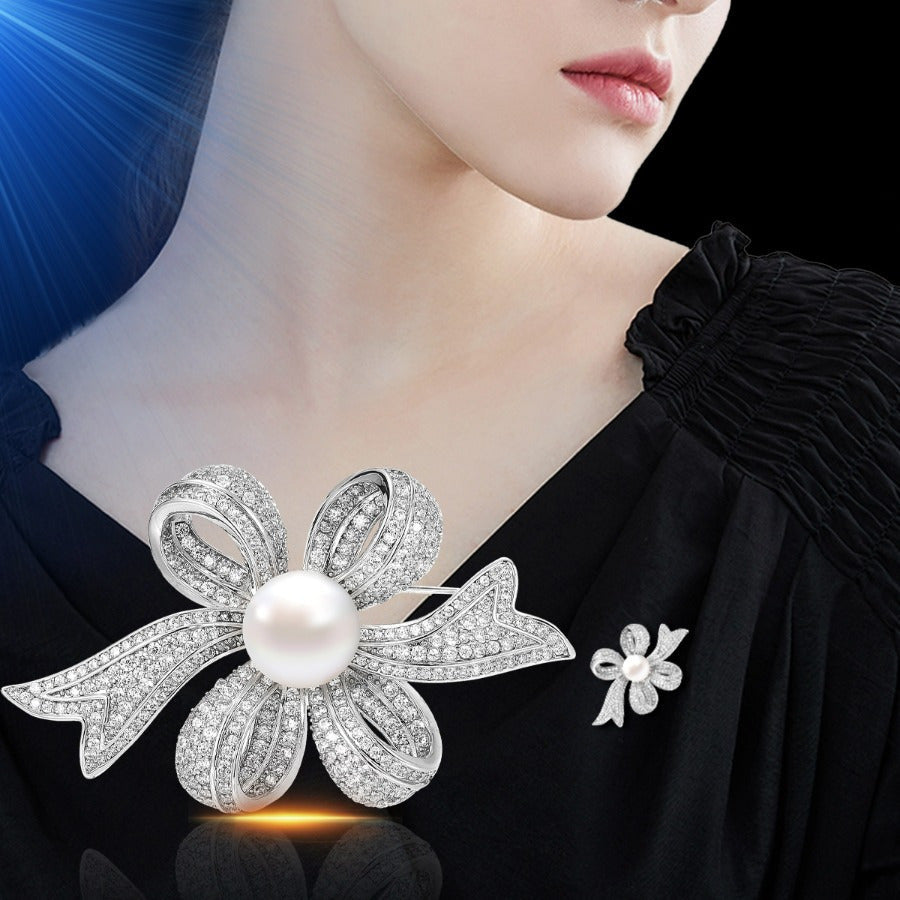 Elegant pearl brooch with a non-specific flower design, perfect for both women and men to wear as a fashion accessory. This silky scarf buckle exudes a luxurious and elegant temperament, making it a great holiday gift for anyone looking to add a touch of