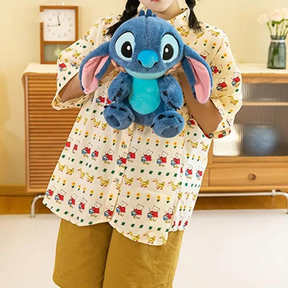 Yumshoq PP materialidan tayyorlangan, pushti aksentlari bilan bezatilgan haqiqiy Disney Stitch yumshoq o'yinchoq, sovg'alar, uy, mashina yoki xona dekoratsiyasi uchun mukammal.