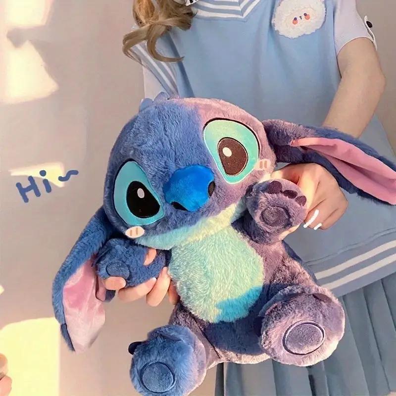 Аутентичная плюшевая игрушка Stitch от Disney с розовыми акцентами, изготовленная из мягкого ПП-материала, идеально подходит для подарков, декора в доме, автомобиле или комнате.