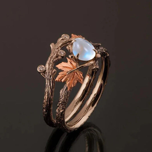 Stylish Vintage Maple Leaf Ring featuring Natural Stone - Beautiful Antique Gold Finish, Great for Everyday and Special Occasions, A Thoughtful Thanksgiving Present for a Loved One.