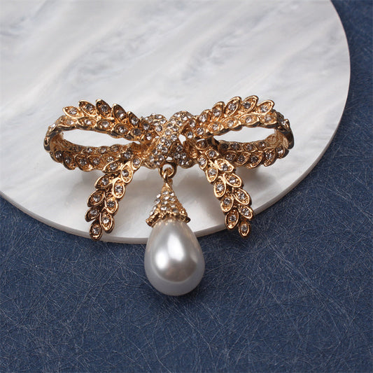 Exquisite Luxury Brooch: Baroque-Inspired Enamel Wheat Bow with Faux Pearl, Unique Alloy Bow Tie Pin for Stylish Touch on Autumn and Winter Jackets, Trendy Irregular Shape Fashion Accessory