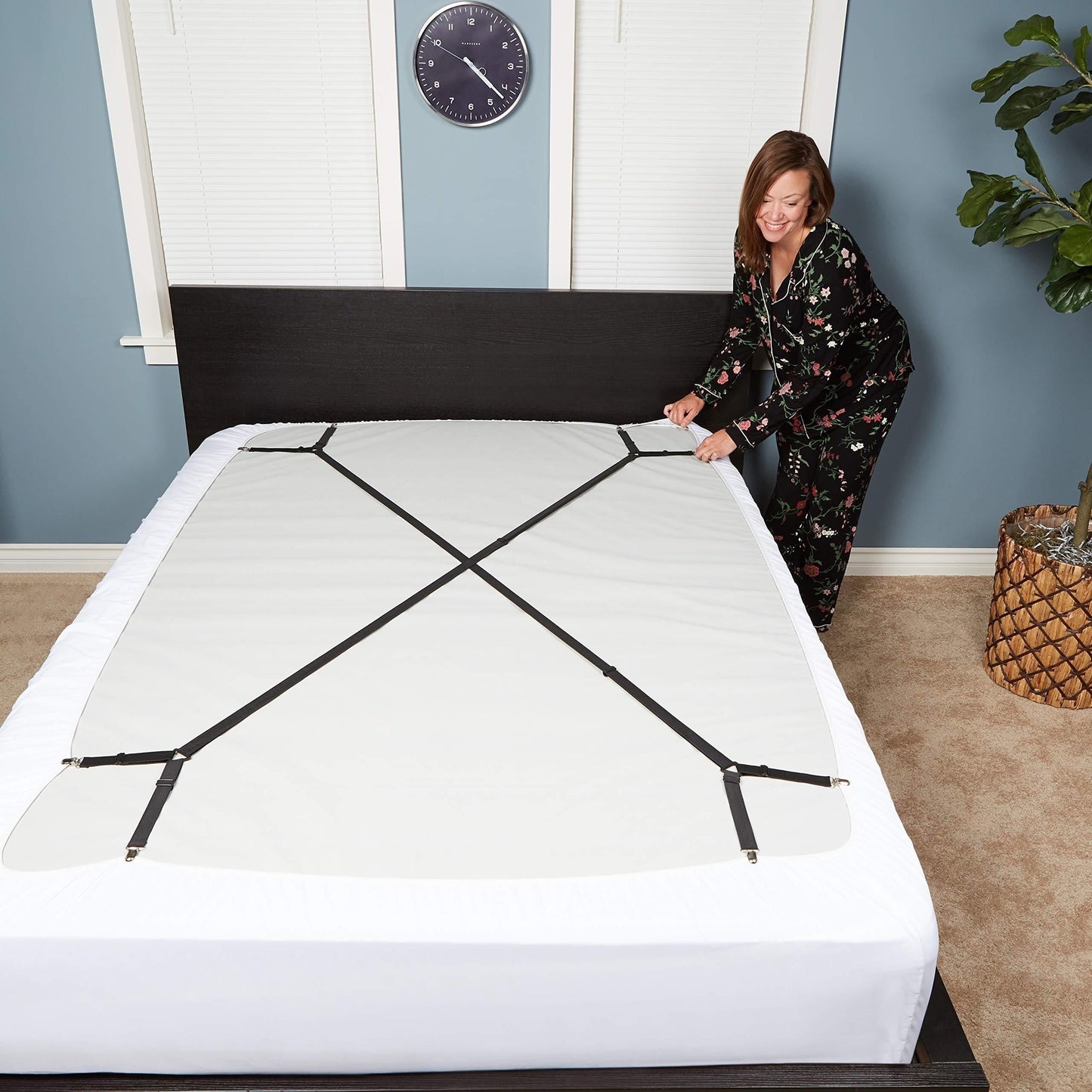 Two adjustable cross bed sheets with elastic sheet clips, featuring a triangular design that is suitable for all mattresses. These safety fixers are made of braided fabric and are machine washable. They offer multiple installation methods for convenience.