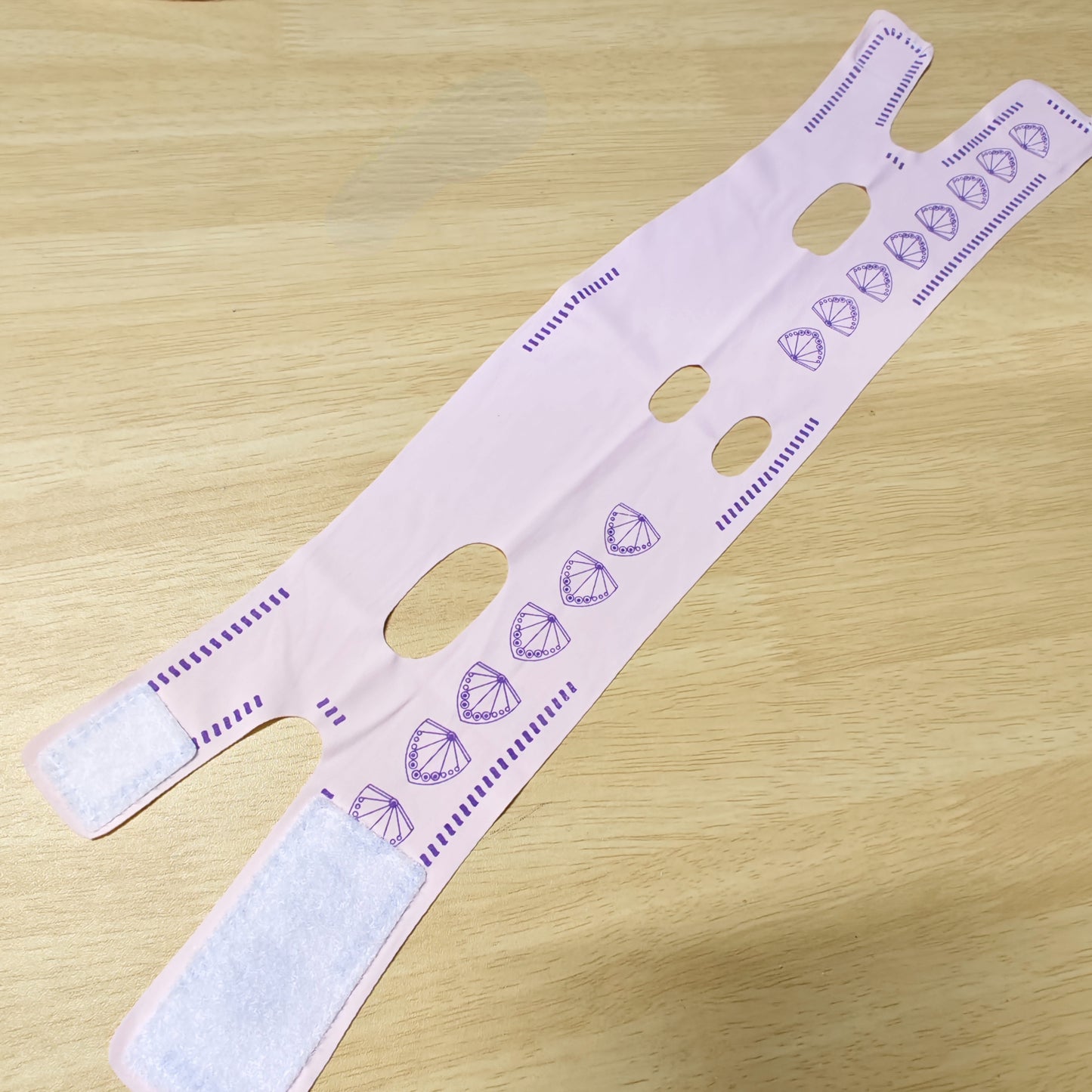 Face lifting strap reduces double chin, lifts sagging V faces for women with elastic, breathable material.